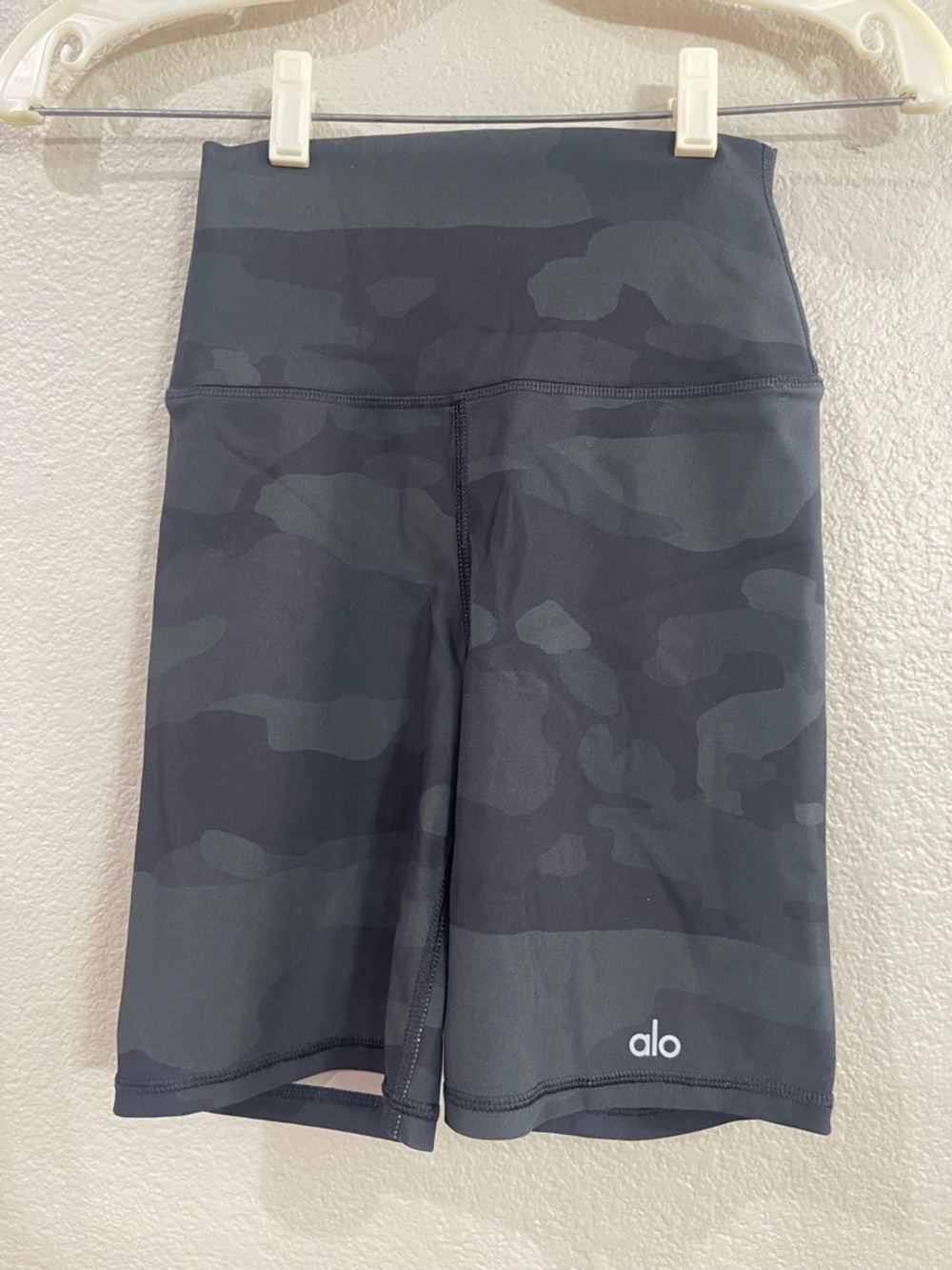 Alo High-Waist Camo Biker Shorts
